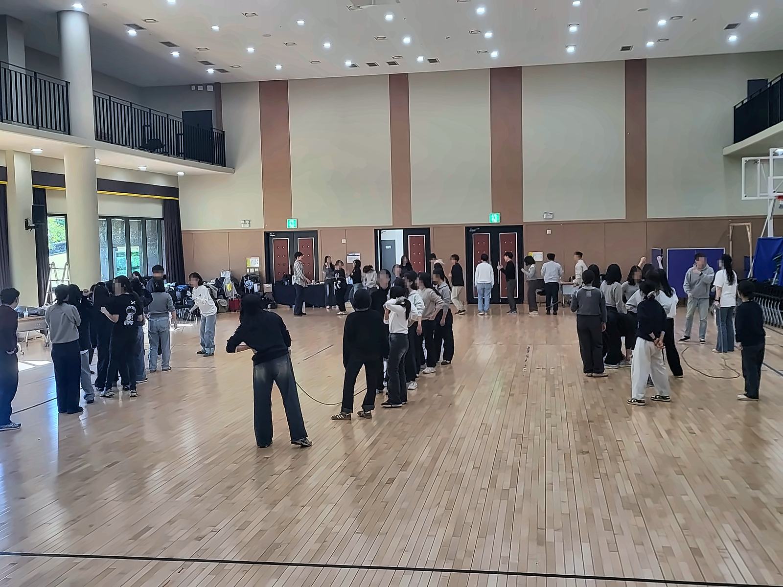 공공기관 직급별 리더십 워크숍, 팀빌딩 체육 프로그램 운영 — 현장 사진(참석자 얼굴 흐림)