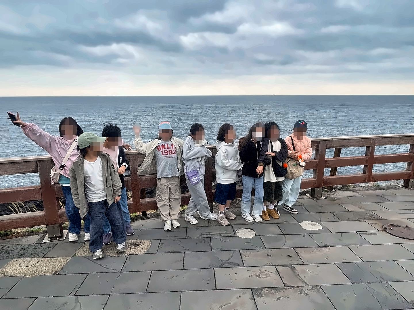 18명 초등 수학여행, 28인승 리무진으로 동쪽·서쪽을 나눠 돈 2박3일 — 현장 사진(참석자 얼굴 흐림)