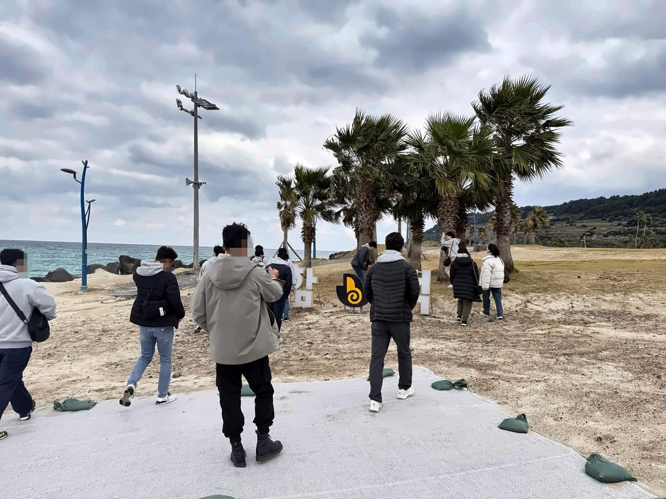 기업 임직원 1박2일 워크숍, 대기 시간 없이 이어지게 — 현장 사진(참석자 얼굴 흐림)