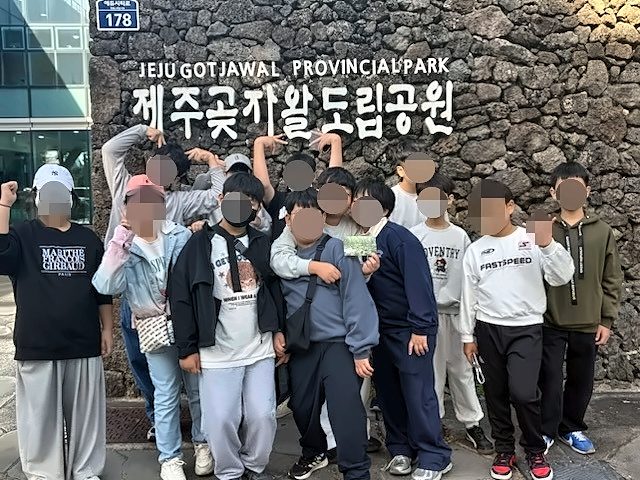 17명 소규모 학년, 광주 출발 군산 도착으로 짠 2박3일 — 현장 사진(참석자 얼굴 흐림)